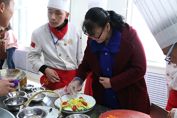 与孩子共同制作美食