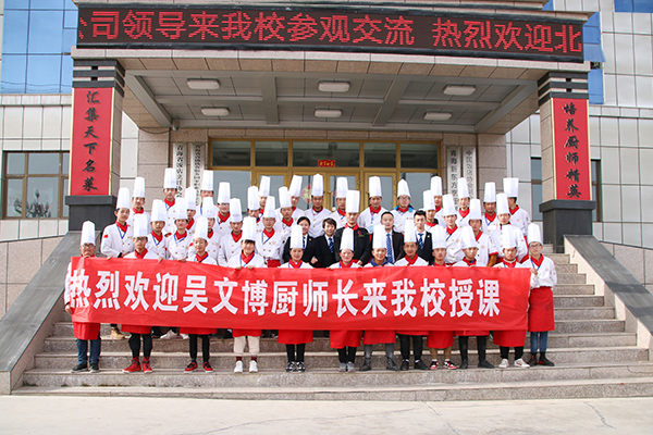 名企进校合影