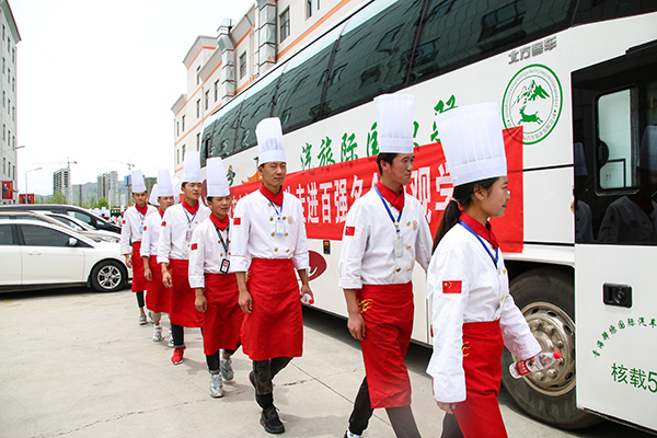 学生出发参观酒店