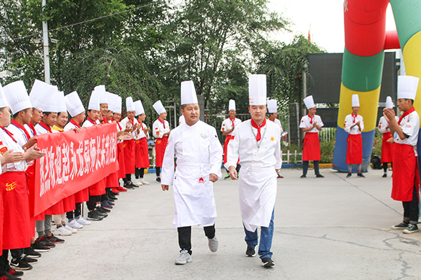厨师长为学生授课指导