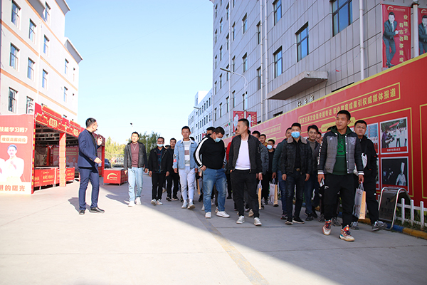 咨询师带领退伍军人参观校园
