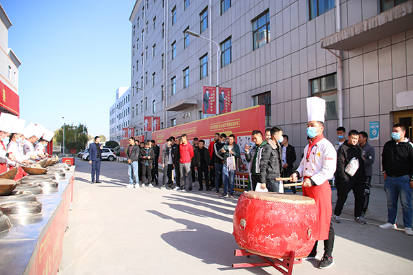 退伍军人参观学生上课场景